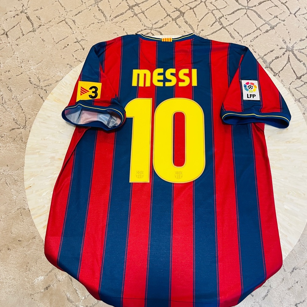 COPY - Barcelona jersey Size XL … please read the descriptions
